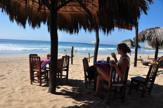Aproveitando a sombra em dia ensolarado em Zipolite, no litoral Pacífico do México